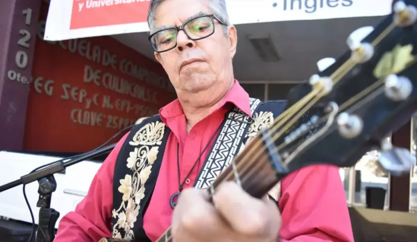 José Ramos, admirador de los Beatles encontró vocación como maestro de inglés con sentido musical