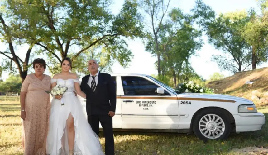 Taxista cumple el sueño de su hija de llevarla al altar a bordo de su taxi en El Fuerte, Sinaloa