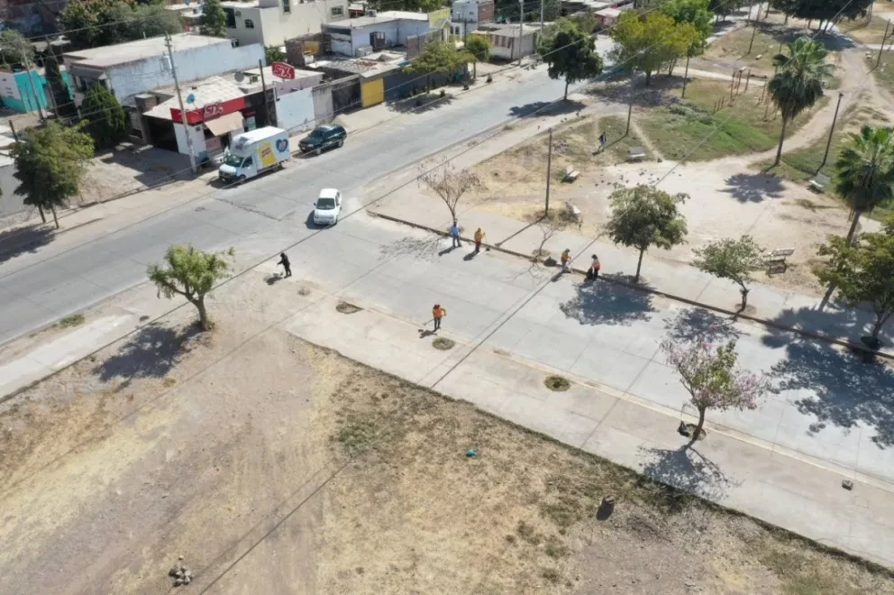 Maratón de limpieza. Empleados de Servicios Públicos del Ayuntamiento de Culiacán realizaron limpieza en el bulevar Agricultores