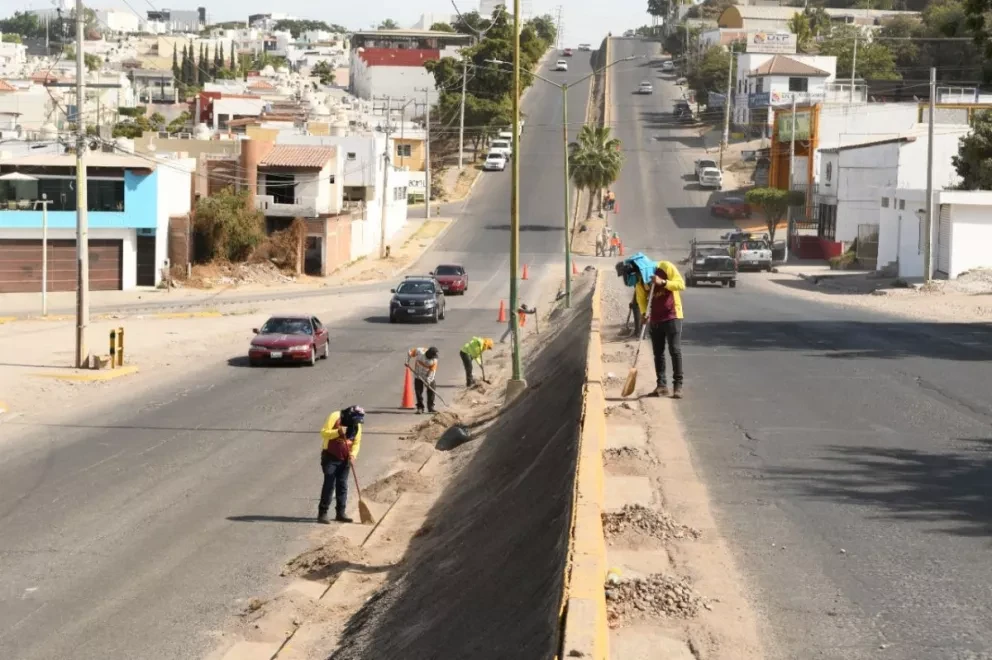 30 trabajadores del Ayuntamiento de Culiacán le dan una chainada al bulevar México 68.
