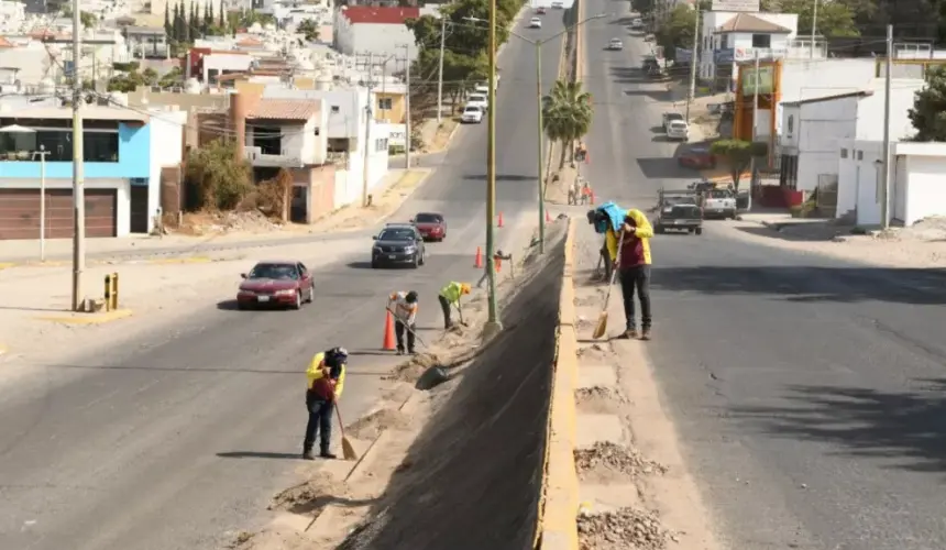 30 trabajadores del Ayuntamiento de Culiacán le dan una chainada al bulevar México 68.