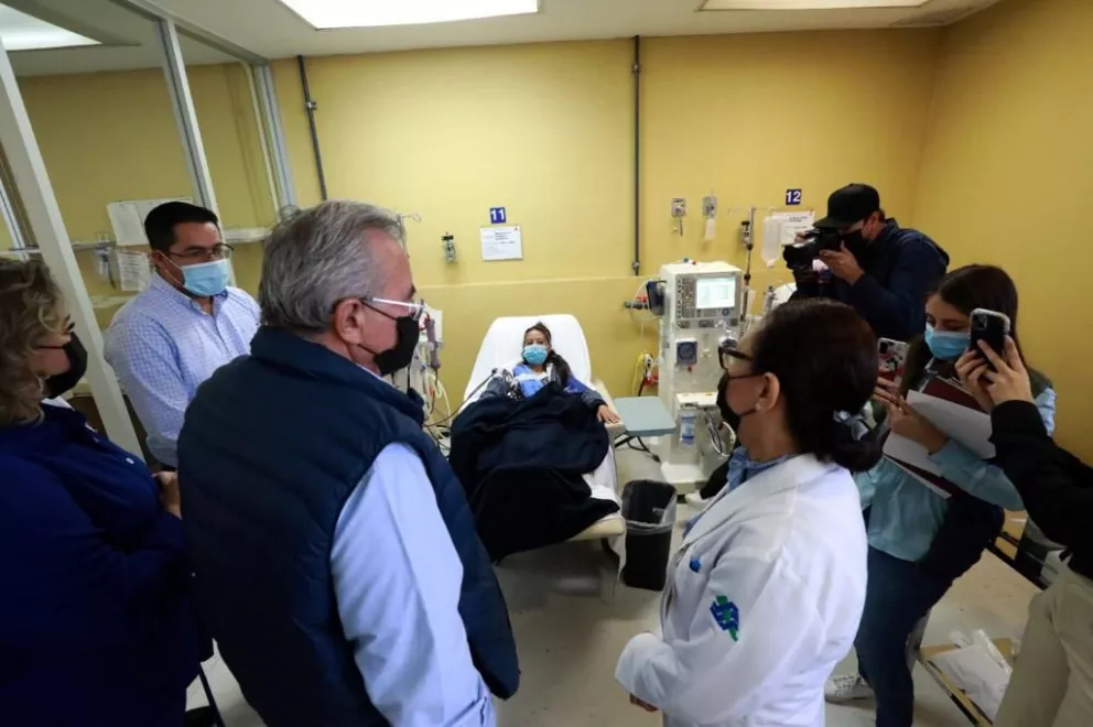 El mandatario estatal supervisó la operación de las ocho nuevas unidades de hemodiálisis que ya están en servicio en el Hospital General de Culiacán.