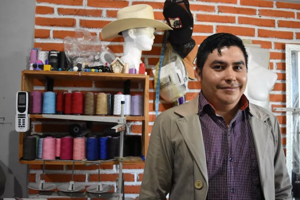 Entre hilos y agujas, Guadalupe va cosiendo sus metas de vida