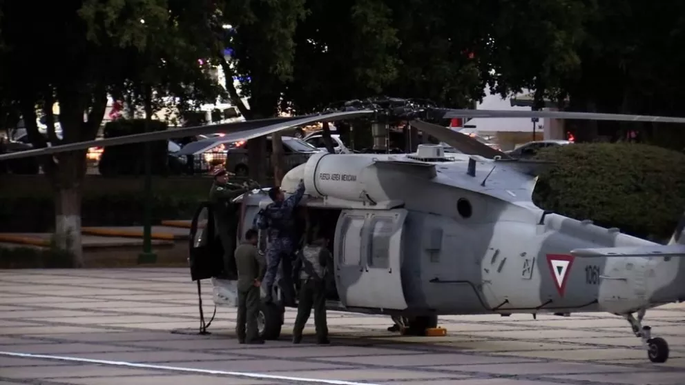 Helicóptero de la SEDENA aterriza en la explanada de Palacio de Gobierno de Culiacán, Sinaloa, conoce la razón