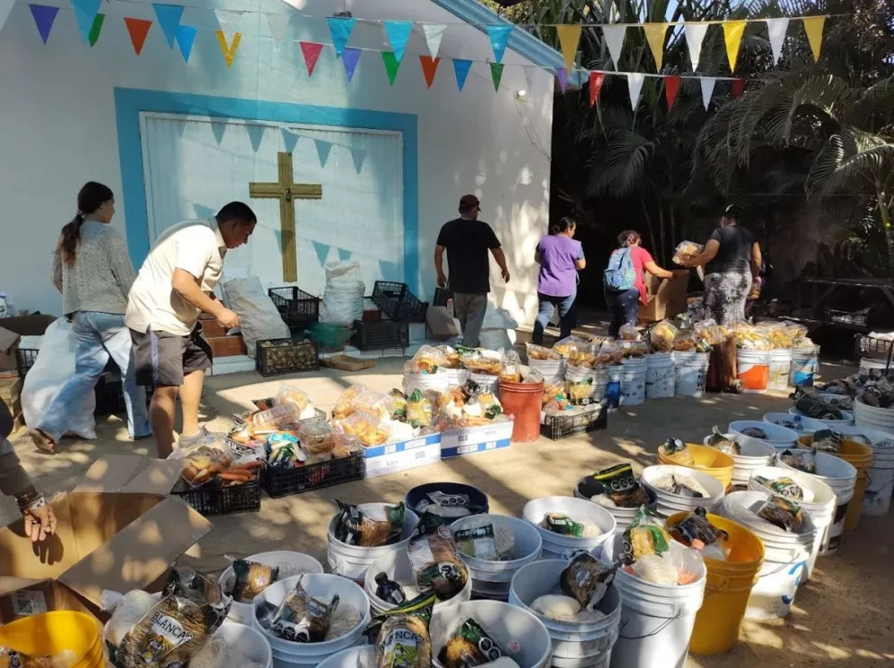Los beneficiarios acuden con mucha alegría a recibir el apoyo que se entrega en la capilla San Juan Bautista. Fotos Juan Madrigal