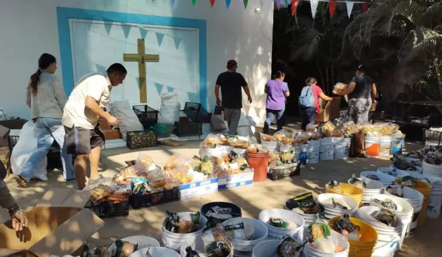 Los beneficiarios acuden con mucha alegría a recibir el apoyo que se entrega en la capilla San Juan Bautista. Fotos Juan Madrigal