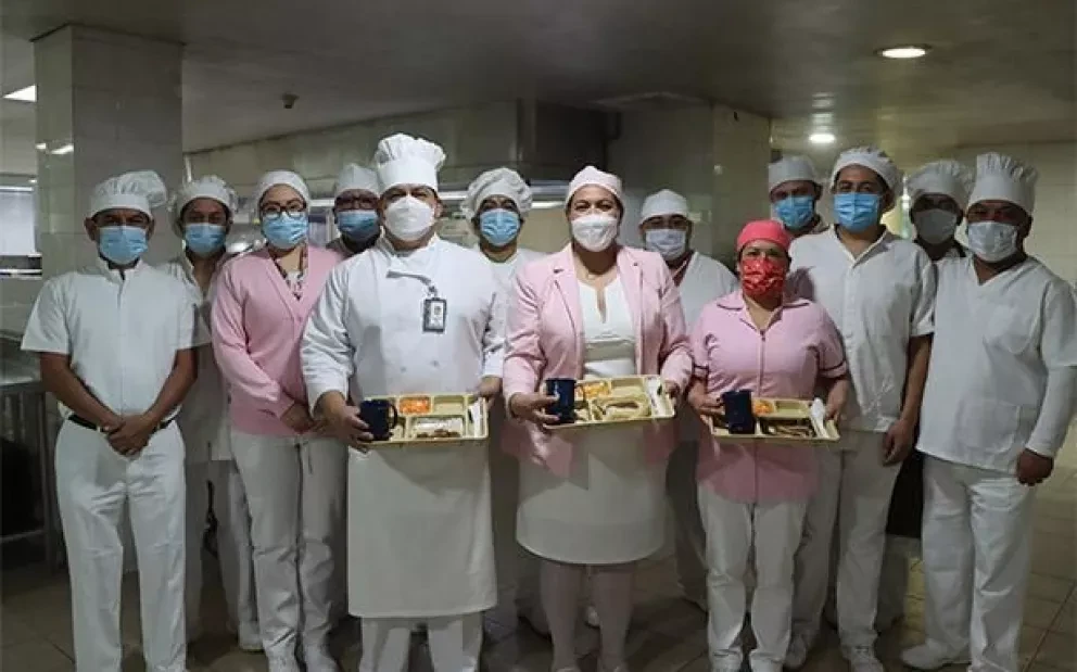 ¡Detallazo! IMSS de CDMX celebra el Día de la Candelaria y ofrece tamales bajos en calorías a pacientes internados
