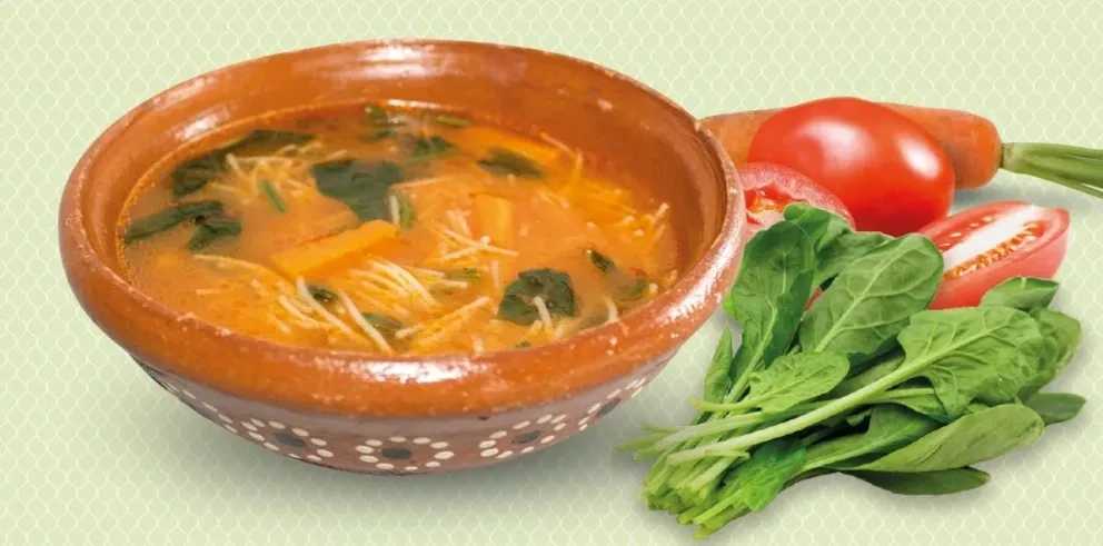 Paso a paso te damos la receta de una sopita de fideo con verduras.