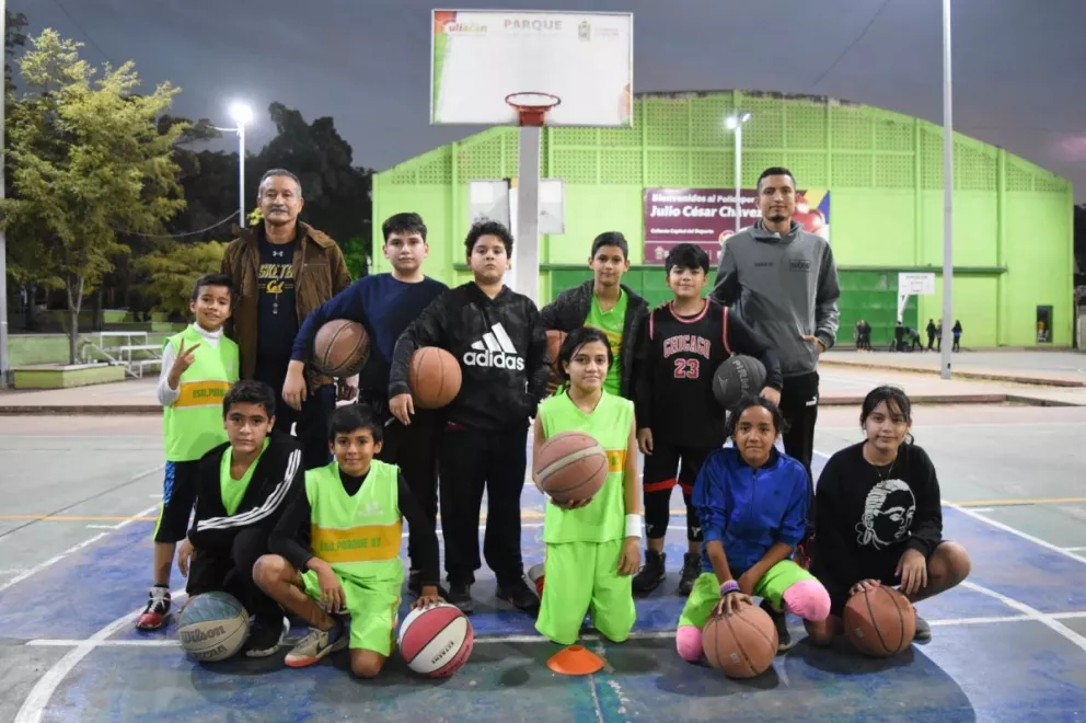 Rubén Gerardo Ramírez Sánchez, gran parte de su vida la ha dedicado al basquetbol, jugador desde muy joven y ahora se dedica a formar futuras estrellas del baloncesto. Fotos: Lino Ceballos