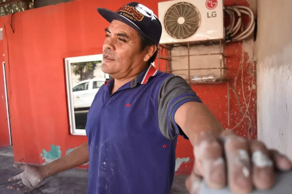 Desde muy joven, Hugo Darío Tirado Vega, decide realizar labores de albañilería, oficio que realiza con mucho orgullo y le agrada tener “patrones” contentos. Fotos: Lino Ceballos