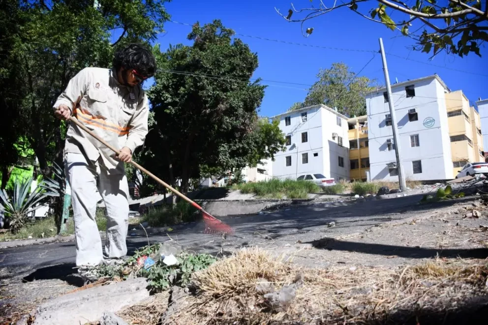 Empleados de aseo y limpia del ayuntamiento de Culiacán, dejan limpiecito el sector Cañadas.