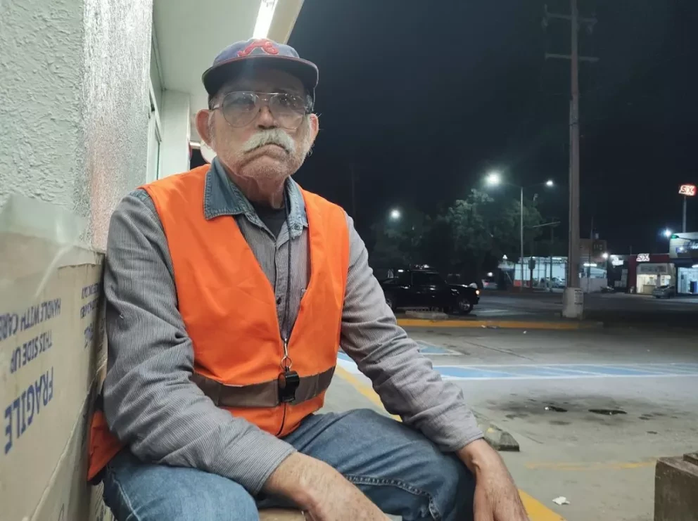 Hace más de 25 le diagnosticaron un tumor en la cabeza a Antonio, motivo que lo obligó a dedicarse a cuidar automóviles en Culiacán. Fotos: Juan Madrigal