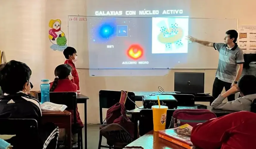 Estudiantes de primaria de Barrancos, en Culiacán reciben a un astrofísico en su escuela