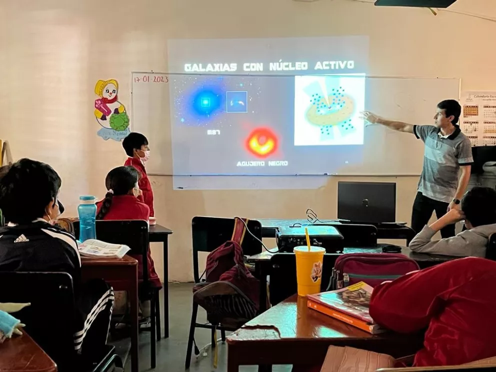 Estudiantes de primaria de Barrancos, en Culiacán reciben a un astrofísico en su escuela