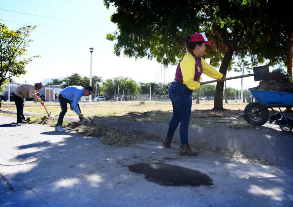Trabajadores del ayuntamiento de Culiacán no cesan en brindarle limpieza al parque lineal en bulevar Agricultores