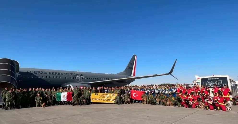 A Turquía ya llegaron los rescatistas mexicanos; los Topos llegarán entre hoy y mañana. Van 16 binomios caninos a la Misión Rescate.