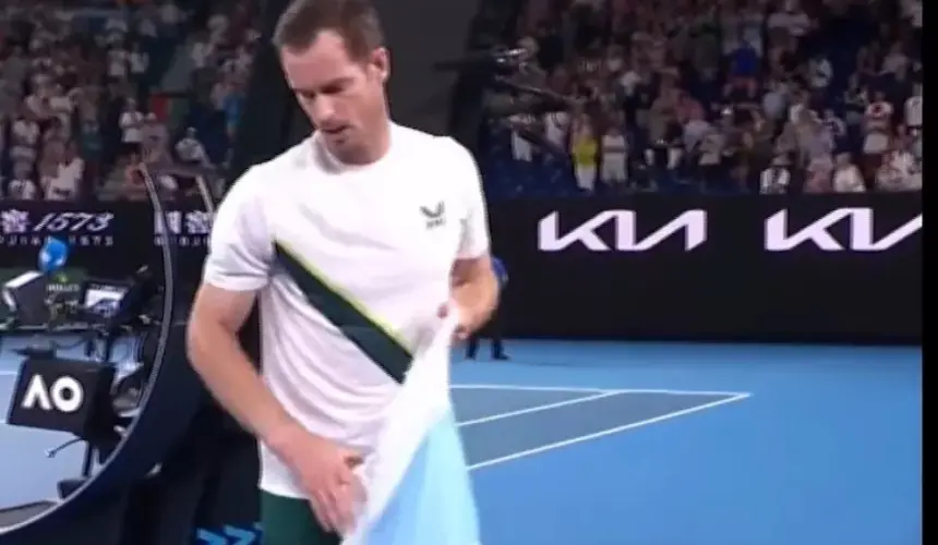 Campeón de Tenis, Andy Murray pone el ejemplo al recoger la basura después de partido.