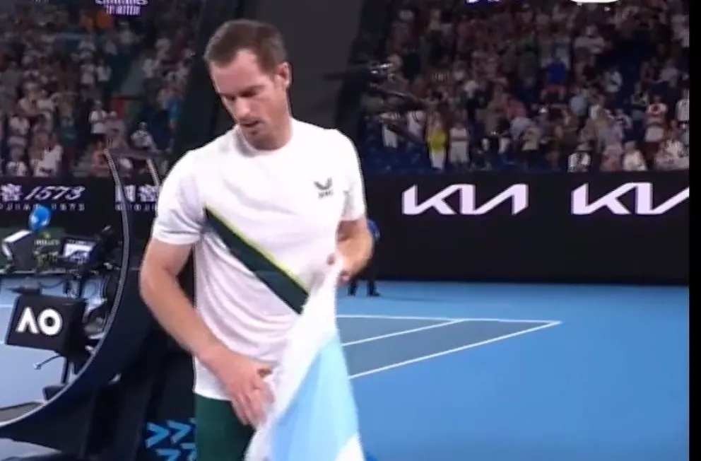 Campeón de Tenis, Andy Murray pone el ejemplo al recoger la basura después de partido.