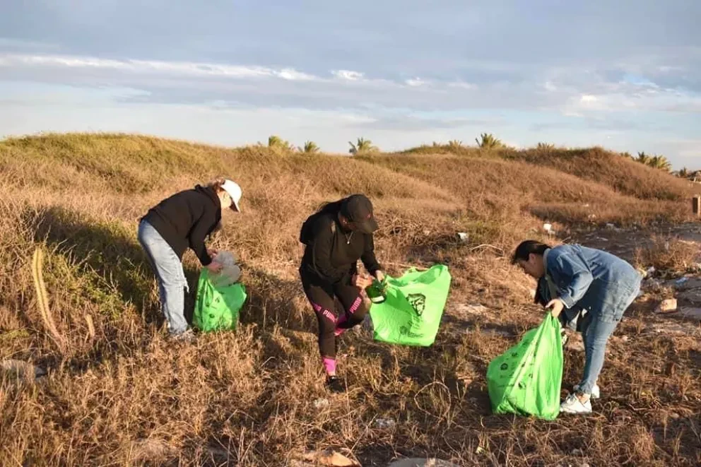 Recolectan una tonelada de basura en playa Ceuta.