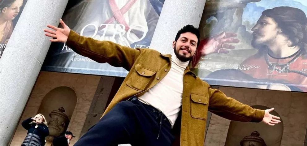 Pitter Corral, el maestro ejemplar que enseña canción a sus alumnos para prevenir el abuso infantil.
