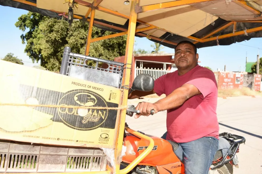 Navor a bordo de su moto-triciclo, con mente positiva recorre diferentes calles del sur de Culiacán, para comercializar producto a buen precio. Fotos Lino Ceballos