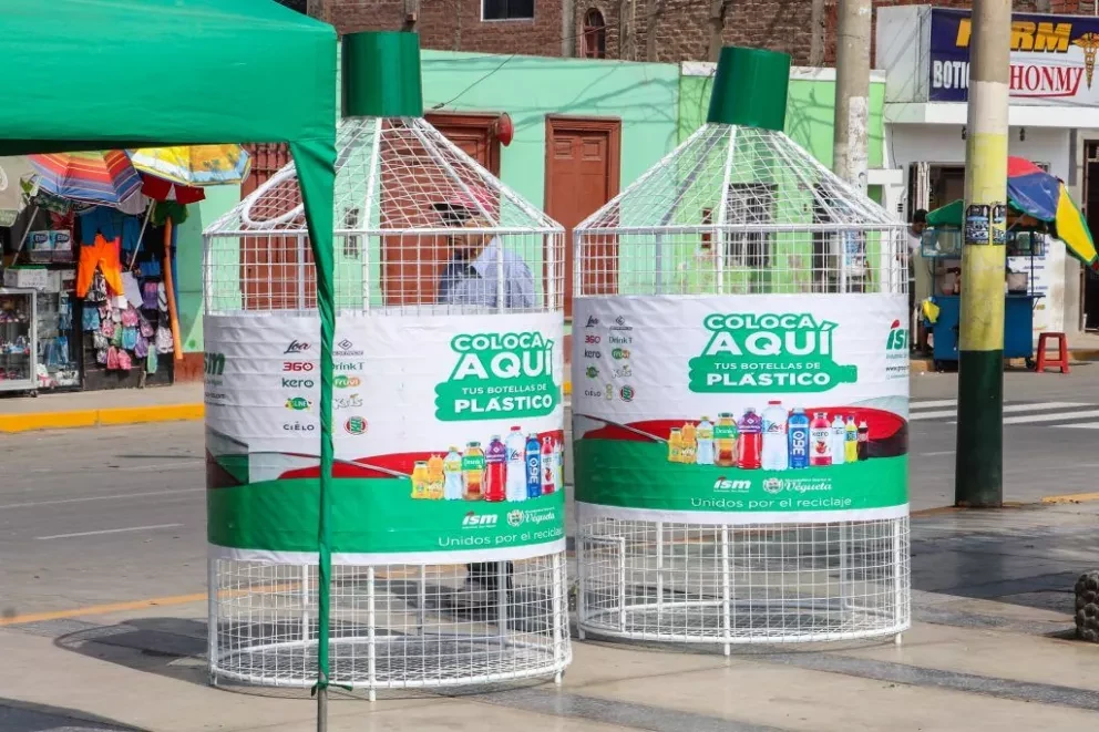 Contenedores y estaciones de reciclaje en espacios públicos