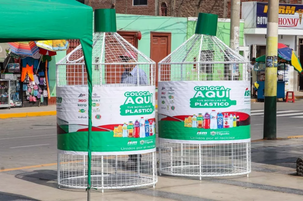 Contenedores y estaciones de reciclaje en espacios públicos 