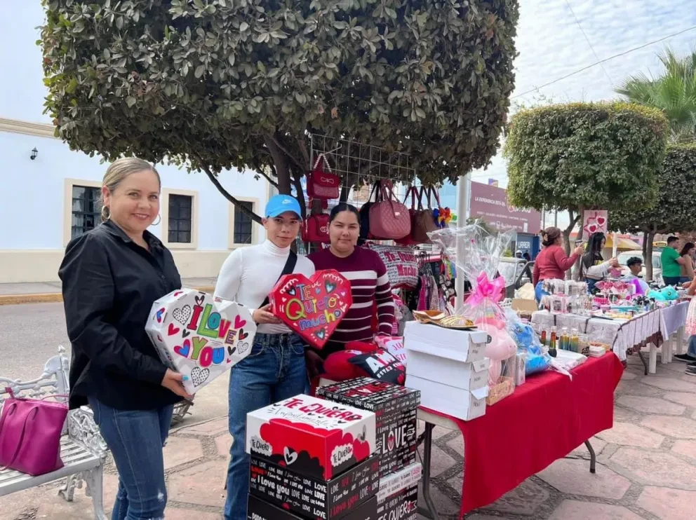 Jóvenes de Elota, Sinaloa exponen sus productos.