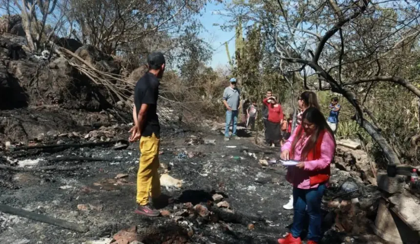 Dif Culiacán apoya a familiares de vivienda quemada en la ampliación San Benito.