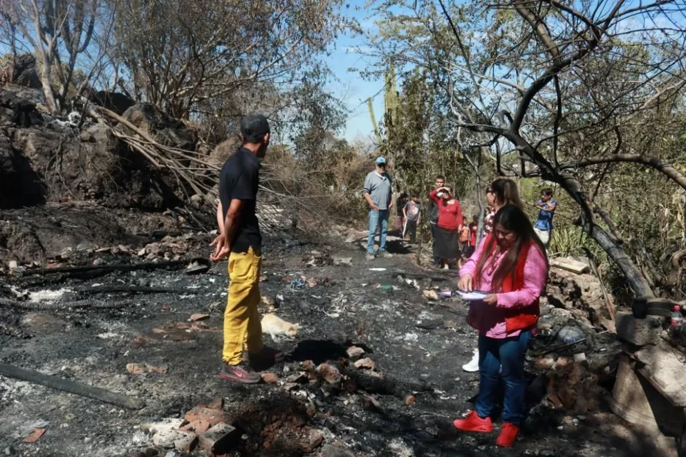 Dif Culiacán apoya a familiares de vivienda quemada en la ampliación San Benito.