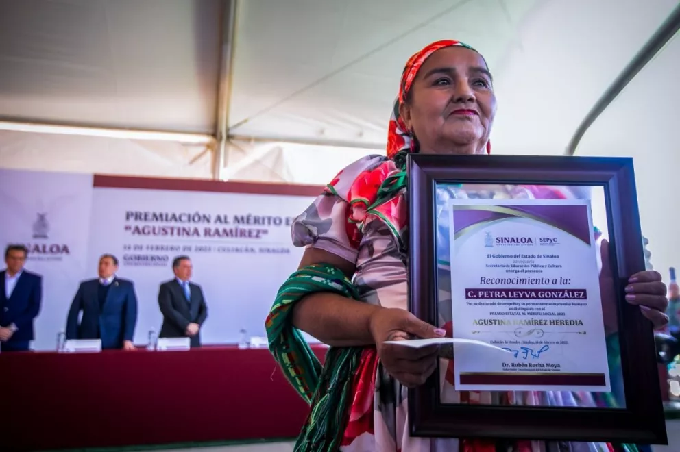 Petra Leyva una  luchadora social indígena recibe  la medalla Agustina Ramírez.