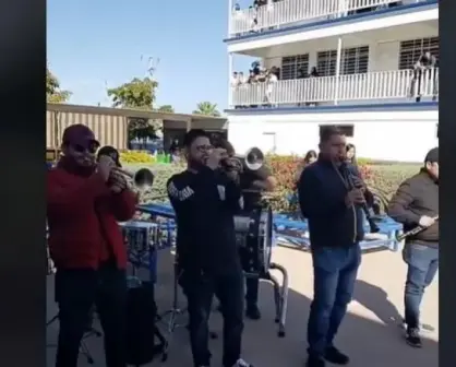 Con banda sinaloense Alumnos de UAS Los Mochis piden a maestro ser su padrino de graduación 