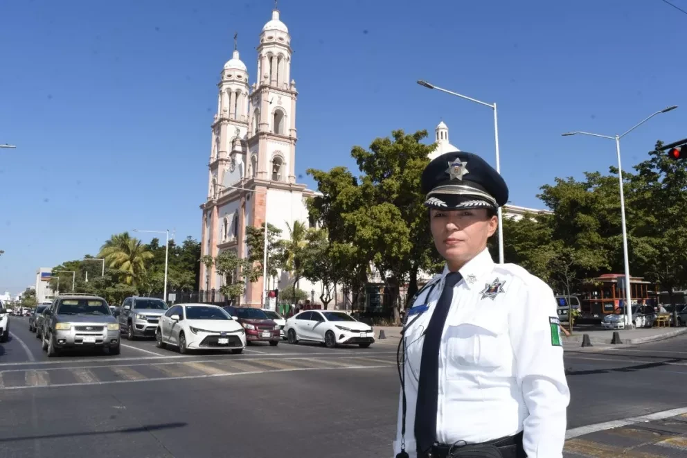Bajo el calor tropical de Culiacán, Sonia salva vidas educando a peatones y automovilistas