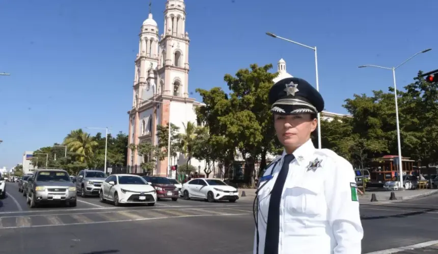 Bajo el calor tropical de Culiacán, Sonia salva vidas educando a peatones y automovilistas