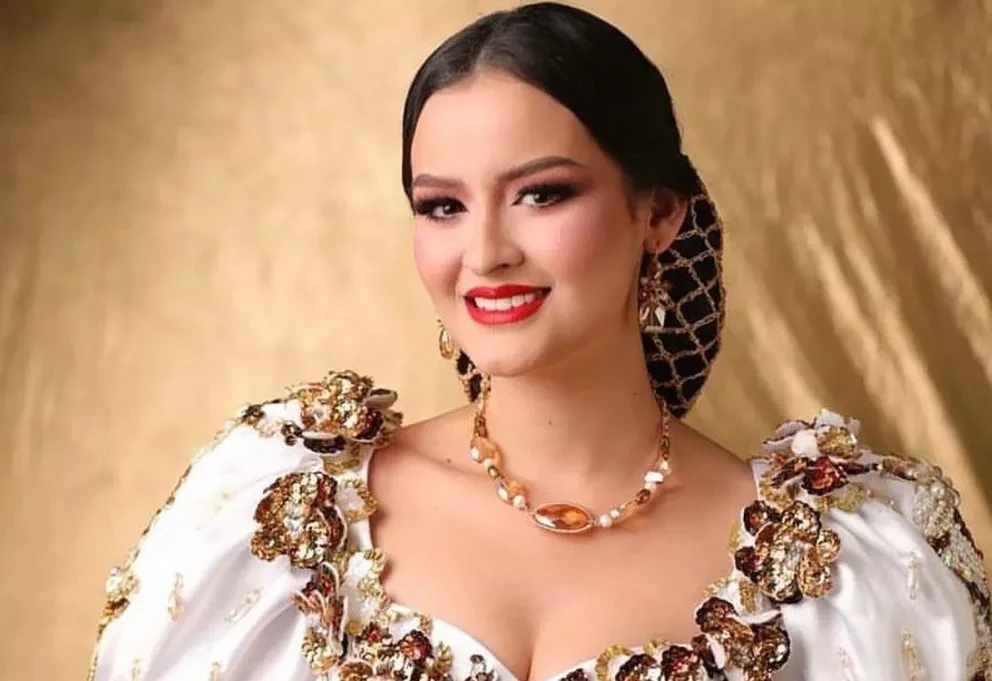 Uma Ramírez, su vestido fue diseñado por Andrés Romo y fue confeccionado por Sodelva Ríos.
