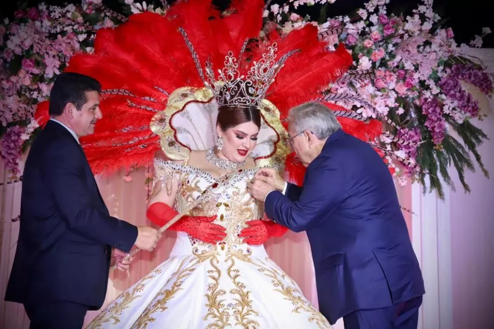 Ya inició el Carnaval de Guamúchil y Rubén Rocha coronó a la reina de los Juegos Florares.