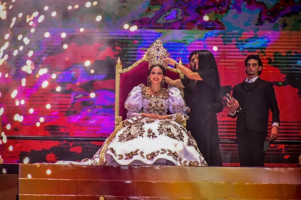La espectacular coronación de UMA Reyna de los juegos Florales del Carnaval Internacional Mazatlán 2023.