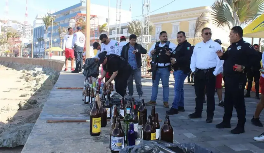 Hay carnaval en Mazatlán, pero sus policías y tránsitos están al 100 para proteger a sus habitantes y turistas.