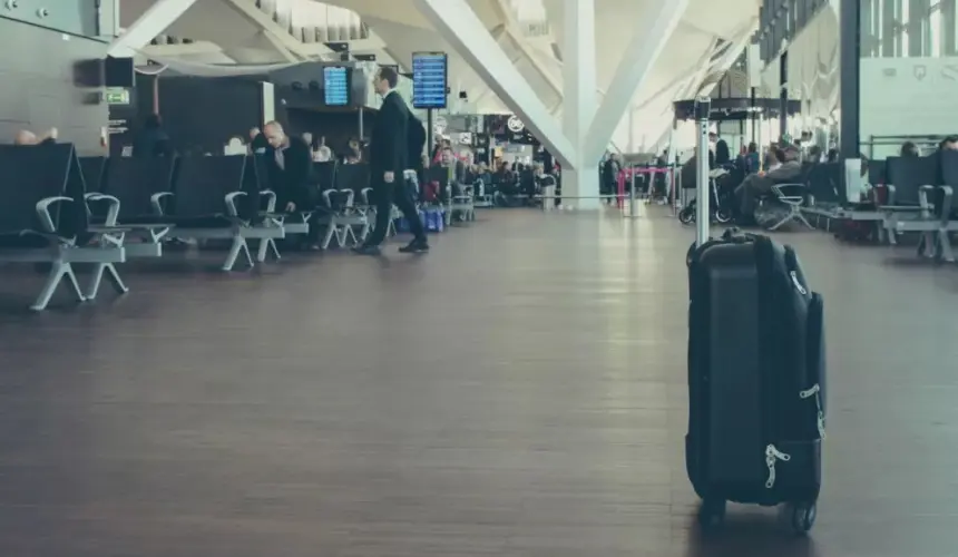 Perdieron tu maleta en el aeropuerto, Profeco te explica que debes hacer. Foto: Michal Parzuchowski 