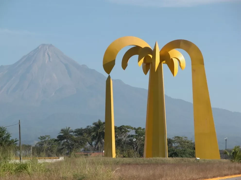 Enrique Carbajal combina la tendencia constructiva con elementos del arte cinético, lo que lo convierte en el escultor más importante de México