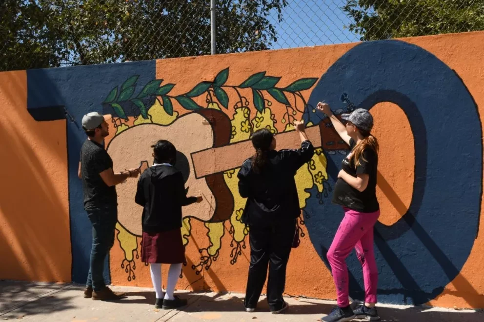 Alumnos de Culiacancito y Ayuntamiento trabajan en mural artístico plasmado en barda perimetral