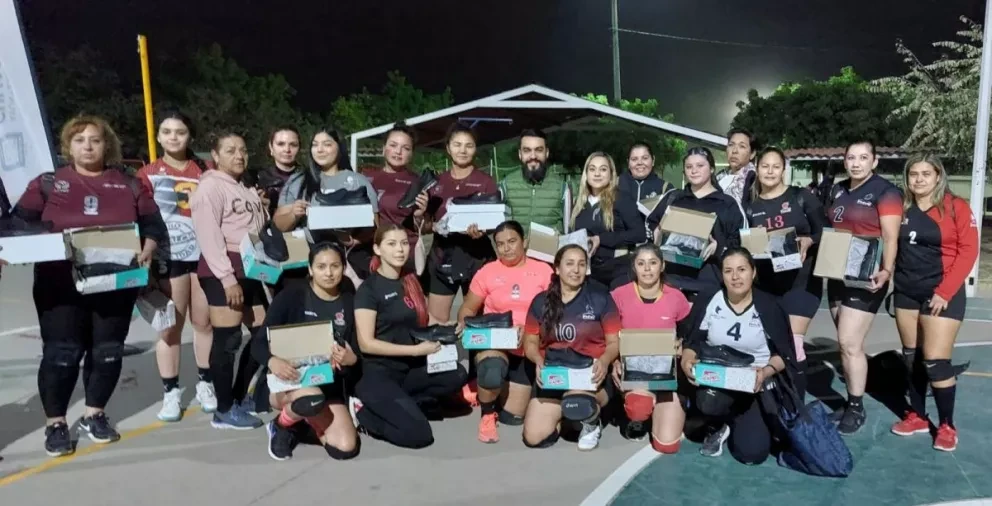 José Alberto Beltrán entregó balones y red de voleibol a Rosa del Carmen Morales Barraza, promotora de la cancha de la 5 de Febrero, quien será la encargada de promover este deporte en el sector.