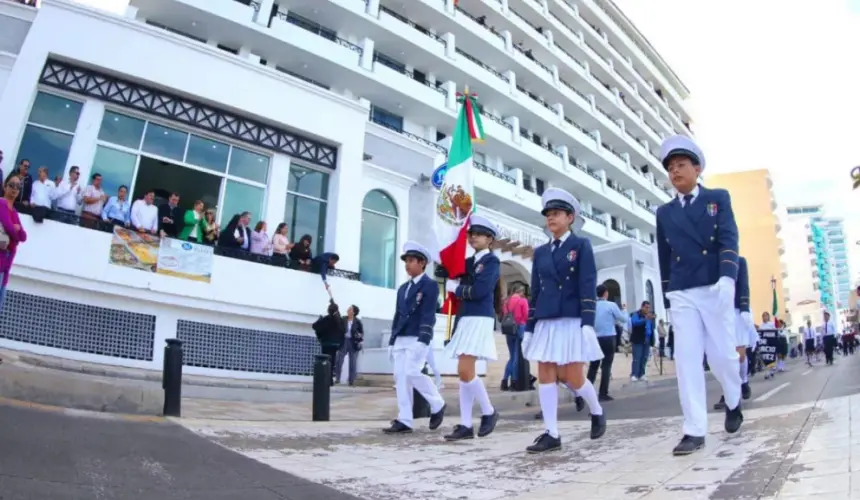 En Mazatán desfilan 60 escoltas de escuelas primarias por el Día de la Bandera