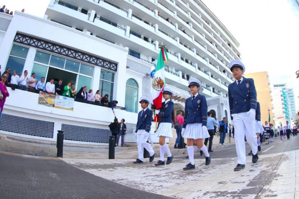 En Mazatán desfilan 60 escoltas de escuelas primarias por el Día de la Bandera