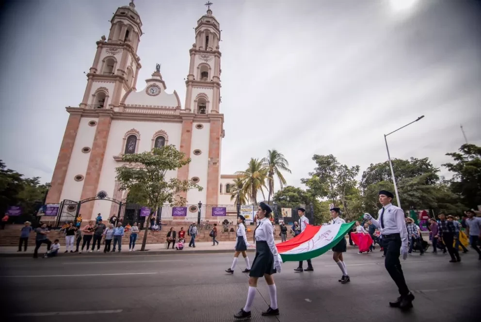 Desfilan escoltas de Culiacán por la Obregón para conmemorar el Día de la Bandera