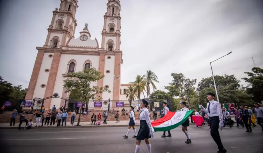 Desfilan escoltas de Culiacán por la Obregón para conmemorar el Día de la Bandera