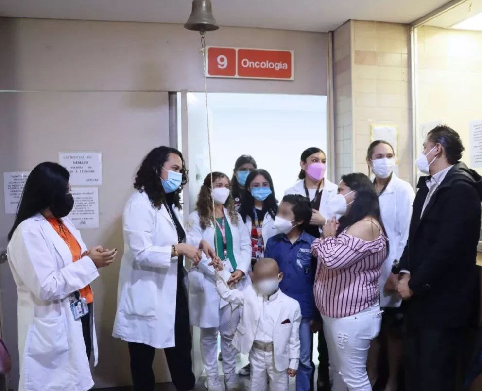 Beto toca la campana de la vida, símbolo que representa la victoria sobre el cáncer