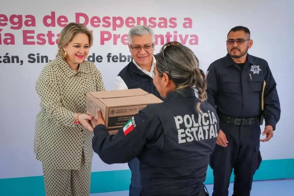 Policías estatales reciben despensas alimentarias por parte de DIF Sinaloa.