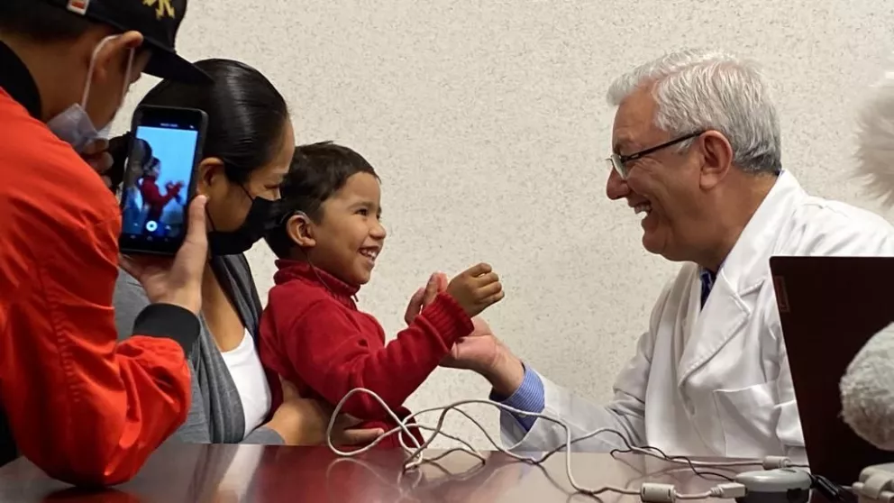 Cuatro niños sinaloenses escuchan por primera vez gracias a la colocación de implantes cocleares