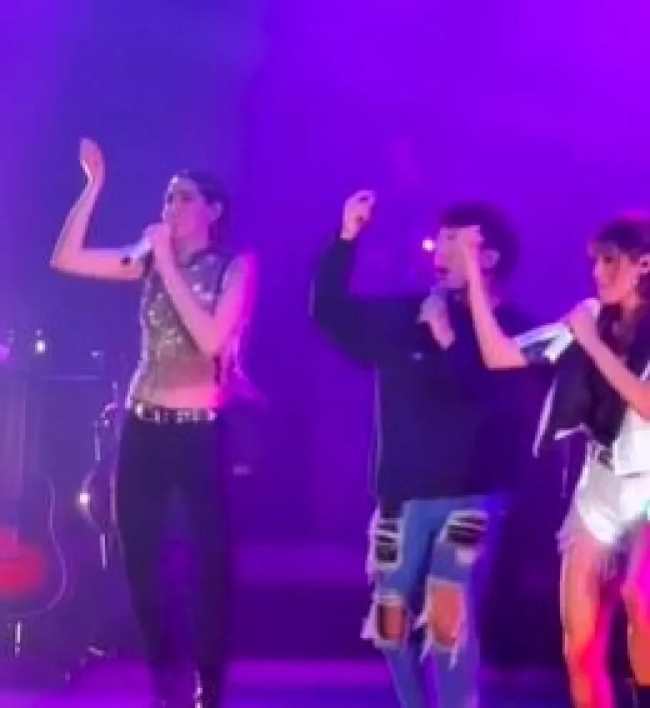 Fan de Ha*Ash se brinca la seguridad y se sube a bailar con ellas en concierto